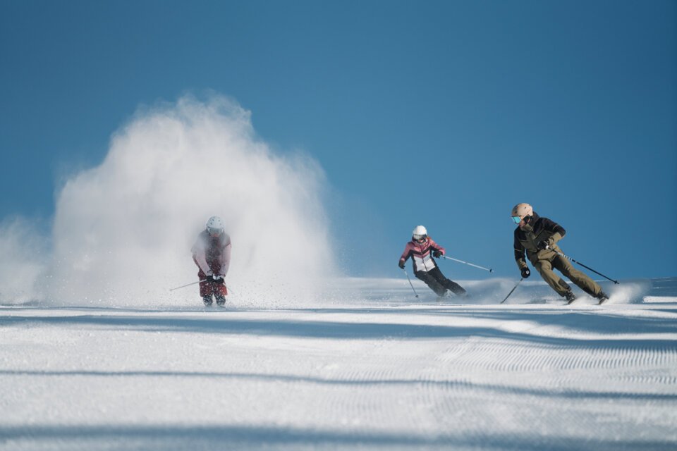 © INTERSPORT International Corporation GmbH Three skiers on a snowy slope | © INTERSPORT International Corporation GmbH