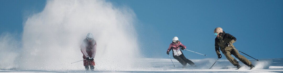 Drie skiërs op een besneeuwde helling | © INTERSPORT International Corporation GmbH