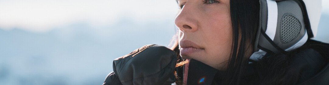 Vrouw met skihelm en skibril kijkt in de verte | © INTERSPORT International Corporation GmbH