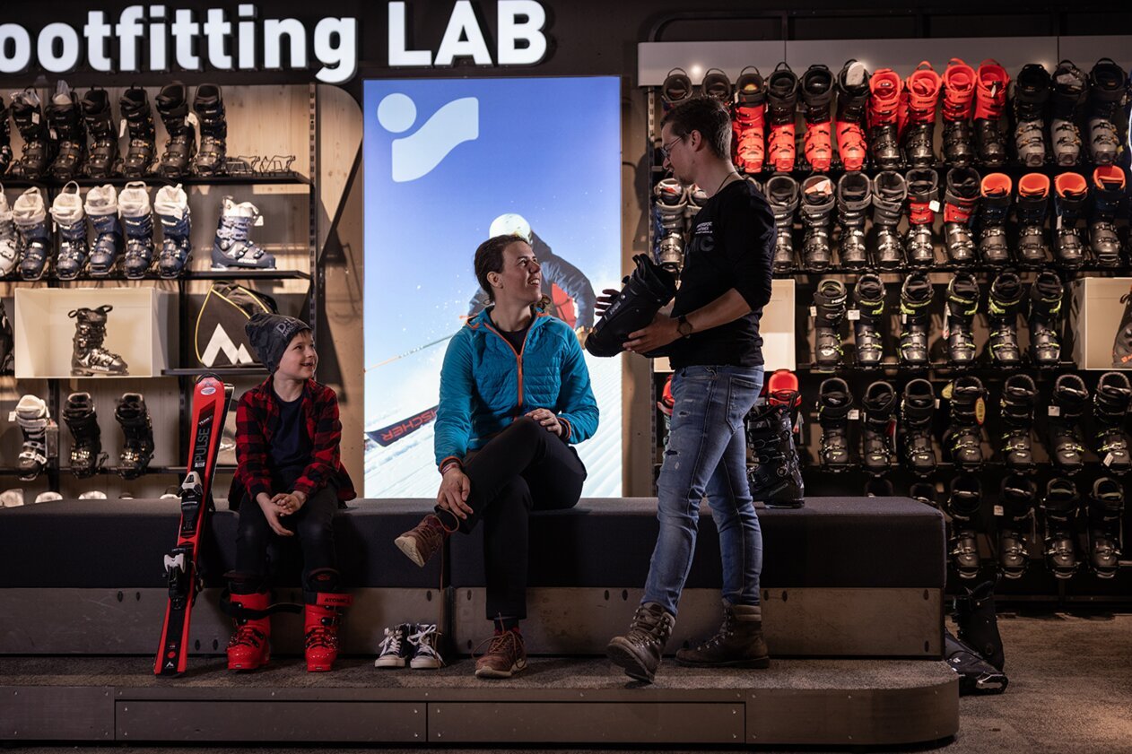 Customer in a sports store, trying on ski boots. | © IIC - INTERSPORT International Corporation GmbH