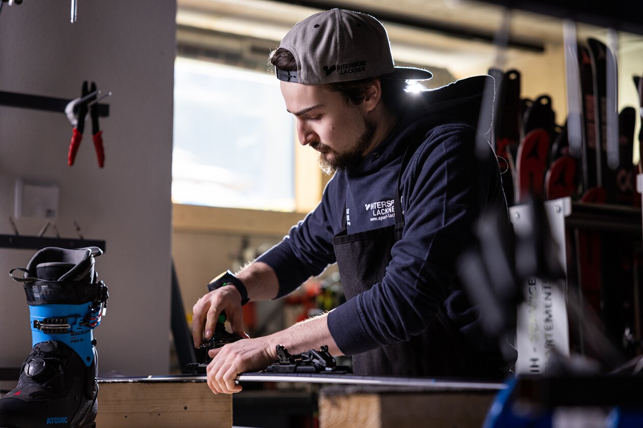 Man mounting ski bindings | © IIC - INTERSPORT International Corporation GmbH