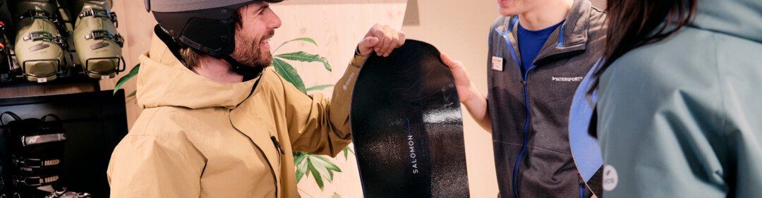 Man met snowboard in een Intersport winkel. | © ARMIN WALCHER
