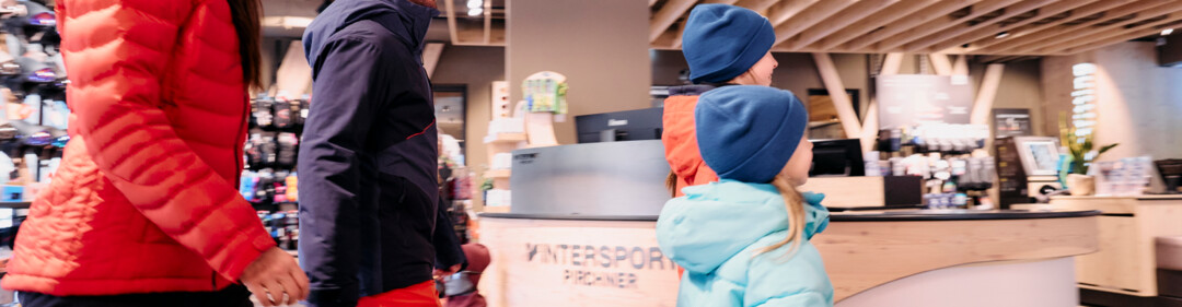 Familie winkelt in een sportwinkel. | © ARMIN WALCHER