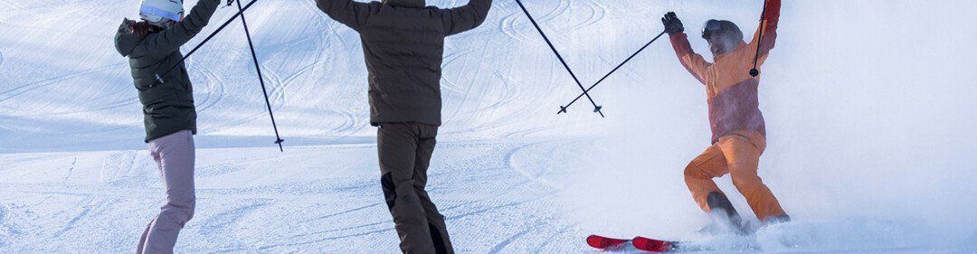 © INTERSPORT International Corporation GmbH Drie skiërs juichen op een besneeuwde helling. | © INTERSPORT International Corporation GmbH