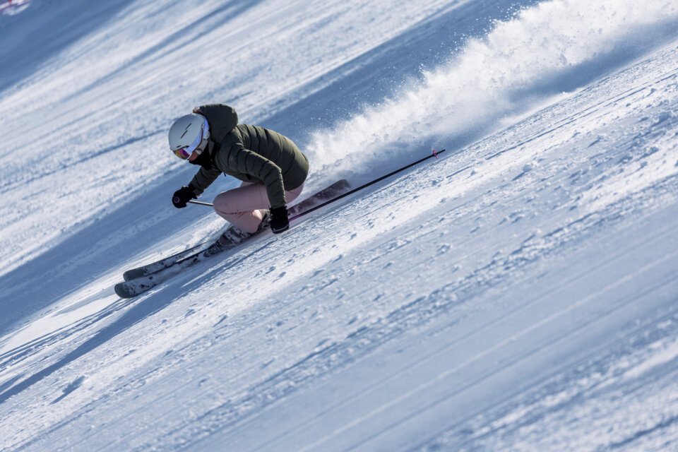 © INTERSPORT International Corporation GmbH / Jeremy Bernard Skier carving down a steep slope. | © INTERSPORT International Corporation GmbH / Jeremy Bernard