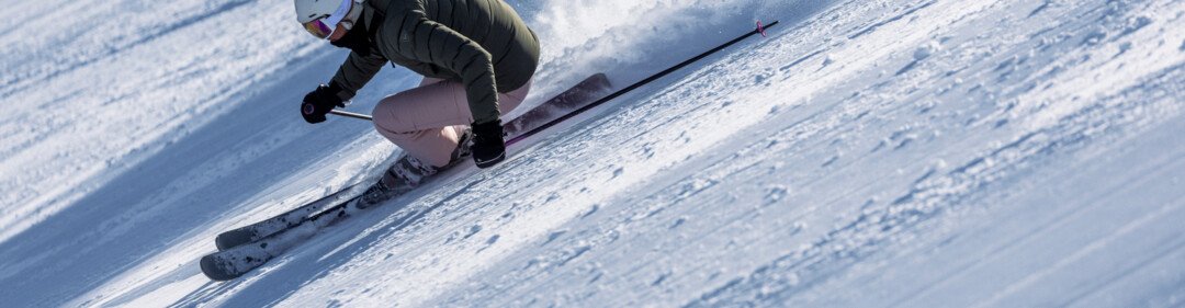 © INTERSPORT International Corporation GmbH / Jeremy Bernard Skiër die een steile helling afdaalt. | © INTERSPORT International Corporation GmbH / Jeremy Bernard