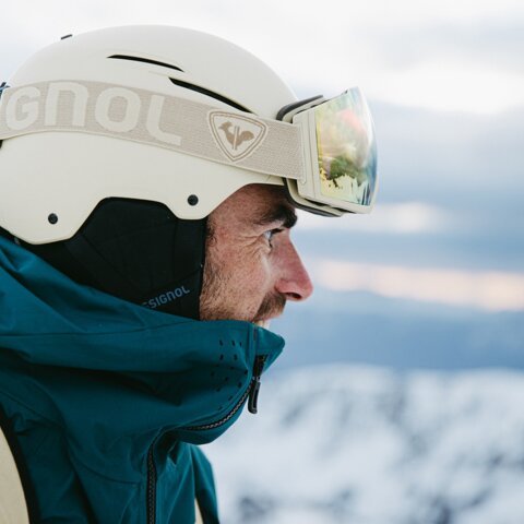 Mann mit Skihelm und -brille in den Bergen | © Florian Monot / ROSSIGNOL