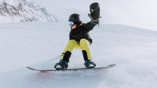 Snowboarder on a snowy slope. | © Oliver Godbold photography / ROSSIGNOL
