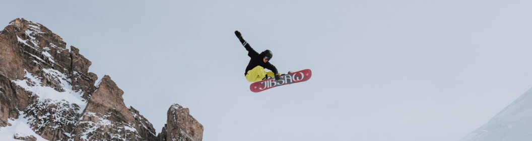Snowboarder jumping against mountain landscape | © Oliver Godbold photography / ROSSIGNOL