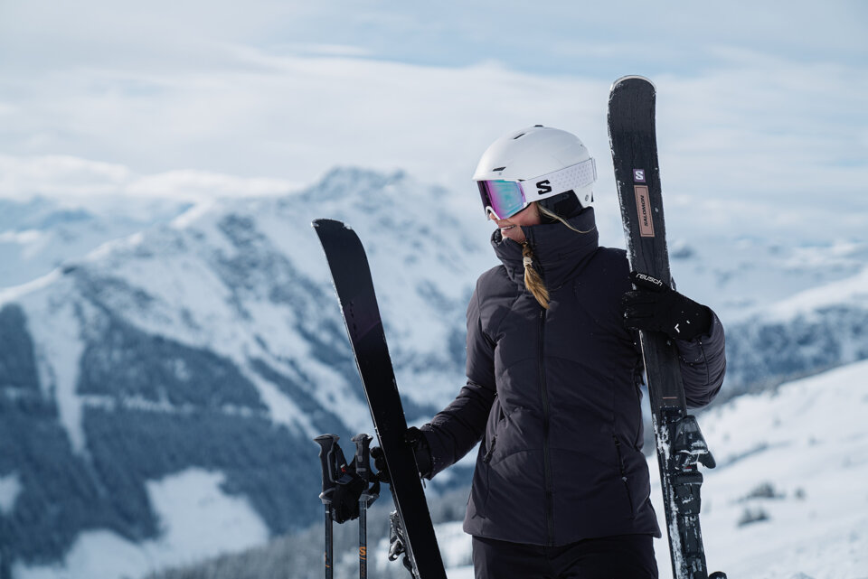 Skifahrerin mit Ski und Helm in den Bergen | © INTERSPORT International Corporation GmbH