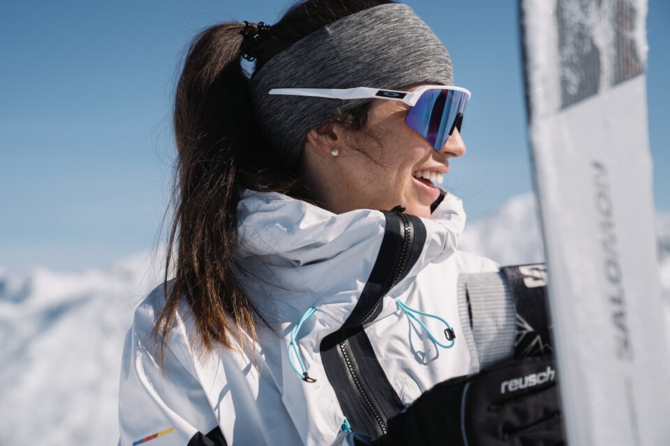 © INTERSPORT International Corporation GmbH Woman smiling in sunglasses and ski gear | © INTERSPORT International Corporation GmbH