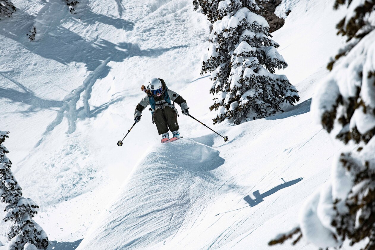 Skieur dévalant une pente enneigée. | © Salomon