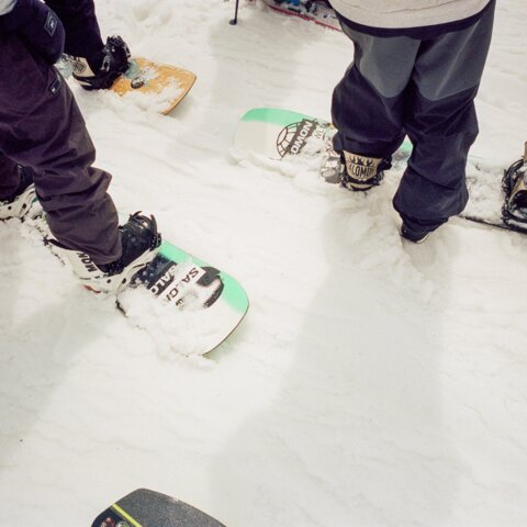 Zwei Personen mit Snowboards im Schnee. | © Salomon