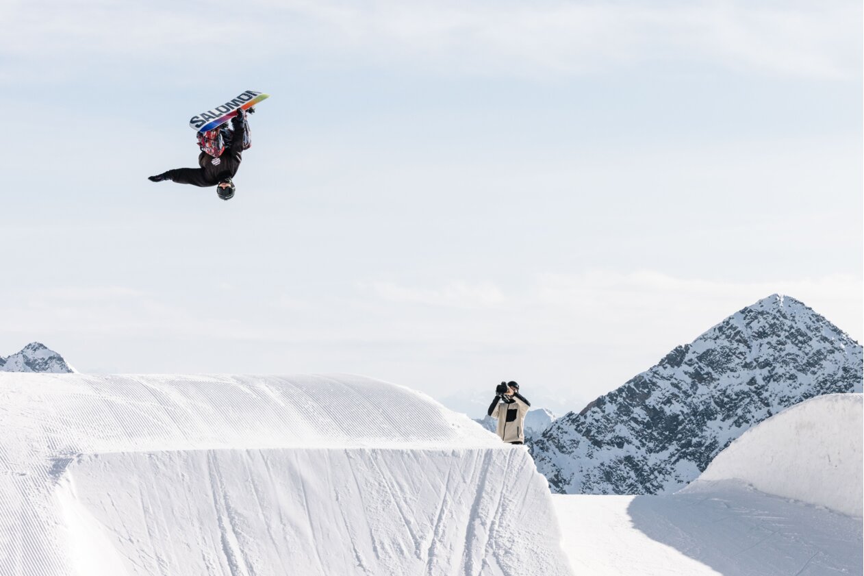 Snowboarder performing a flip in the air. | © Salomon