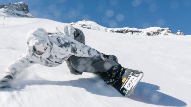 Snowboarder speeding down the slopes. | © Salomon