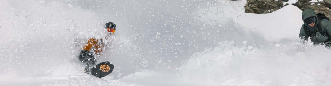 Two snowboarders in deep powder, snow spray | © Salomon