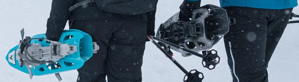 Deux personnes marchant dans la neige avec des raquettes et des sacs à dos. | © IIC/McKINLEY