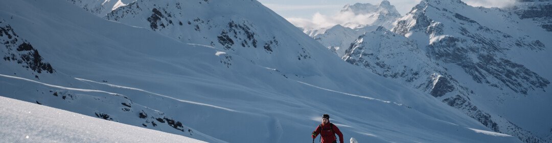 © INTERSPORT International Corporation GmbH Twee mensen aan het skiën in een besneeuwd berglandschap. | © INTERSPORT International Corporation GmbH