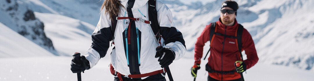 Twee skiërs in een besneeuwd berglandschap. | © INTERSPORT International Corporation GmbH