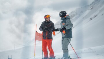 Deux skieurs qui parlent dans la neige.