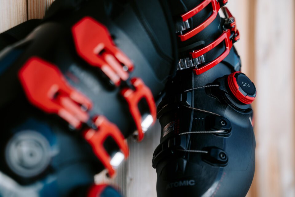 INTERSPORT Rent Atomic Skiing Boa Skiboot Men Close-up of ski boots with red buckles and BOA system