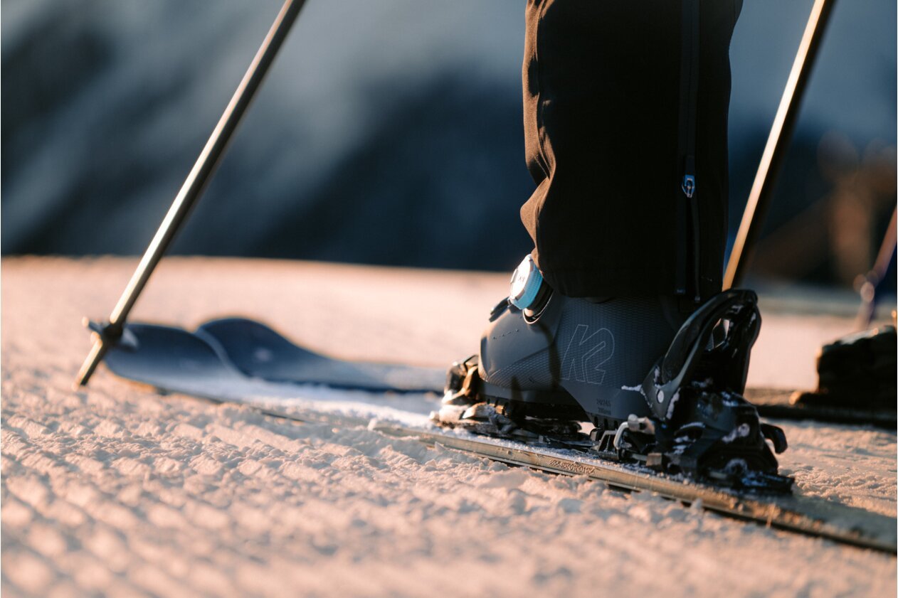 Close-up of a ski boot on a ski in the snow.