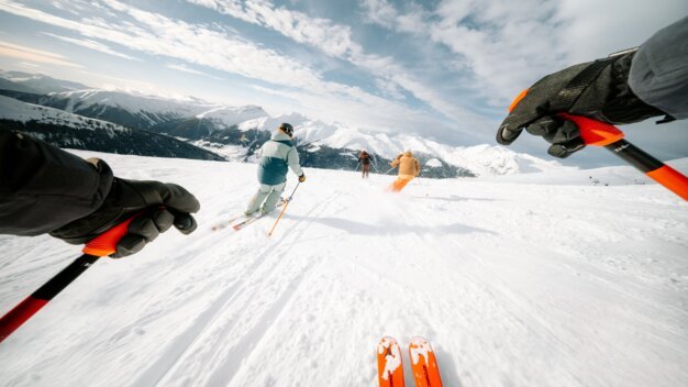 INTERSPORT Rent Skiing POV Group Skifahrer in den Bergen aus der Ich-Perspektive