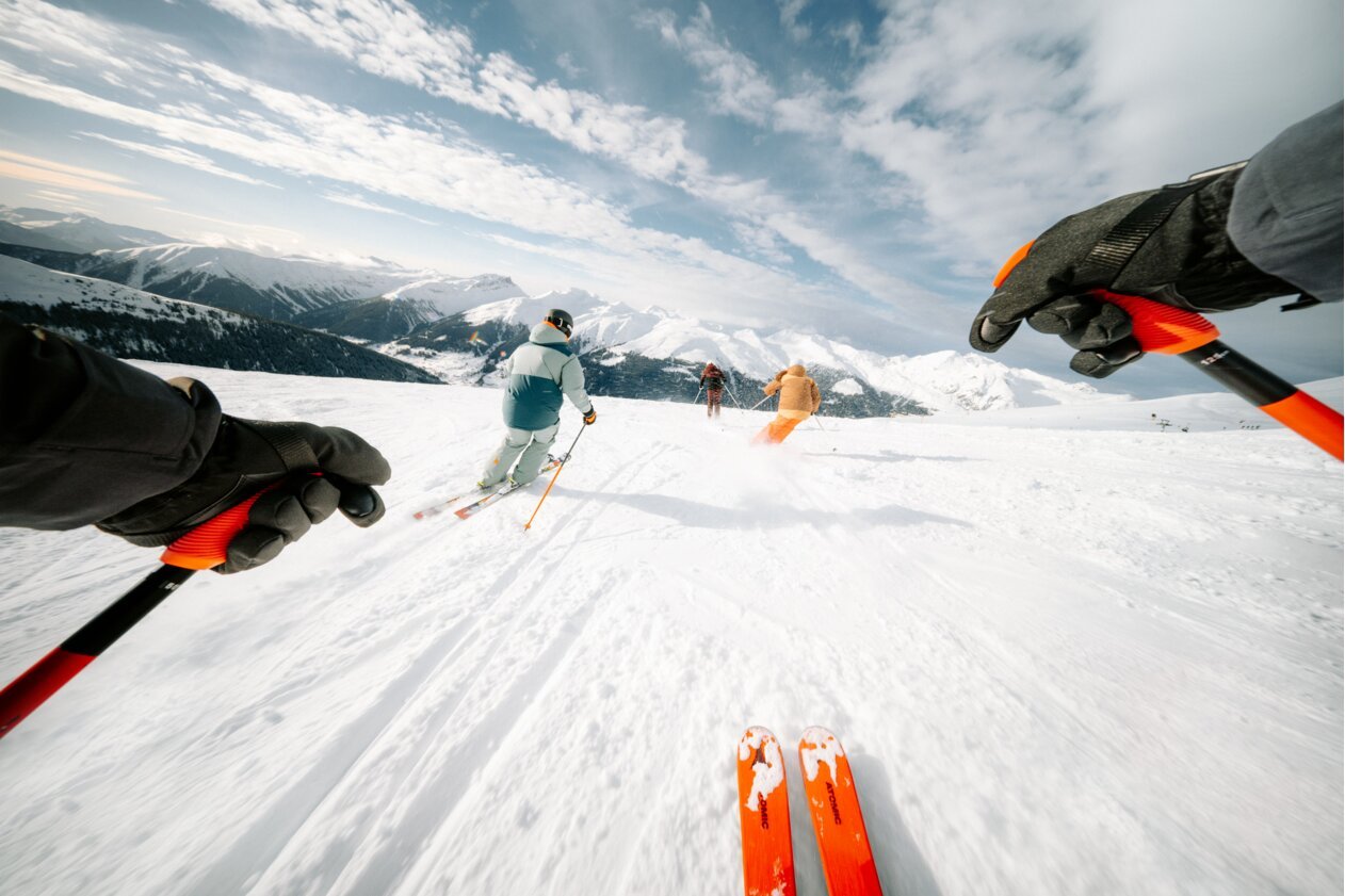 Vue à la première personne d'un skieur à la montagne