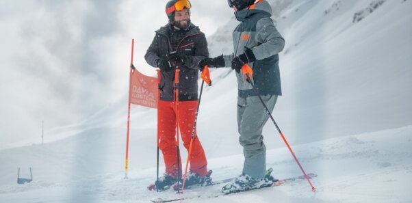 Deux skieurs discutent dans la neige.