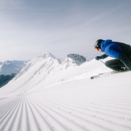 Skiër op geprepareerde piste in de bergen