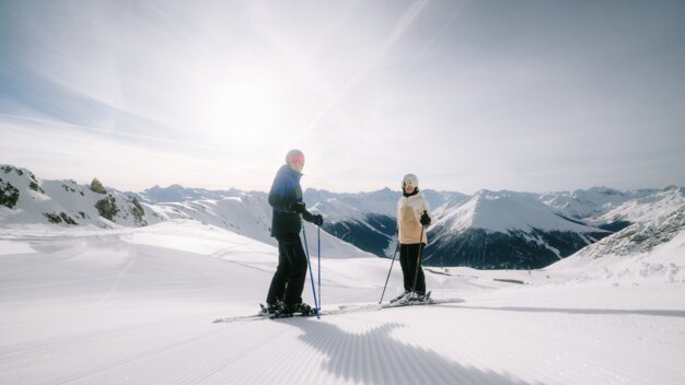 Deux skieurs dans un paysage montagneux enneigé