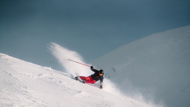 Skieur carving dans la poudreuse