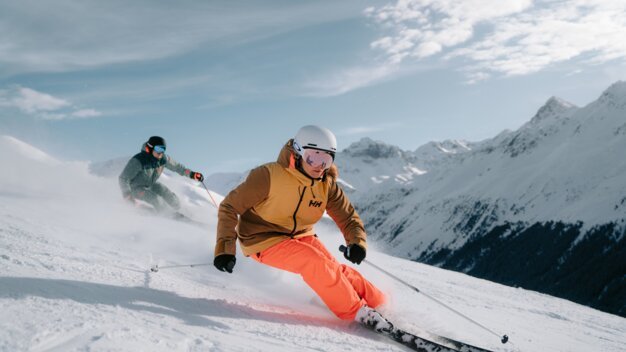 Deux skieurs sur une piste de ski