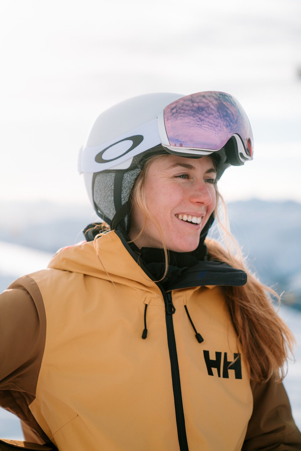 Femme souriante avec casque et lunettes de ski