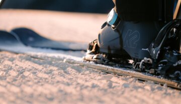 Skischuh in Skibindung auf Schnee