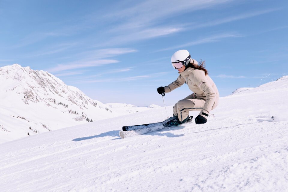 © ARMIN WALCHER Skifahrerin auf einer schneebedeckten Piste. | © ARMIN WALCHER