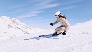 Skiër op een besneeuwde helling. | © ARMIN WALCHER