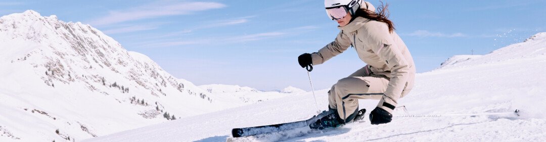 © ARMIN WALCHER Skiër op een besneeuwde helling. | © ARMIN WALCHER