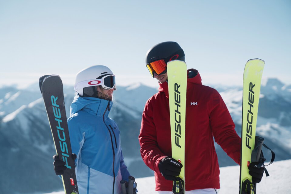 © INTERSPORT International Corporation GmbH Two skiers with skis in the snow. | © INTERSPORT International Corporation GmbH