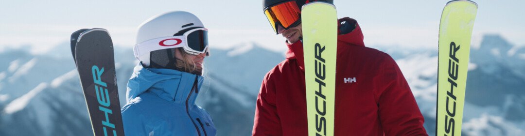 Twee skiërs met ski's in de sneeuw. | © INTERSPORT International Corporation GmbH