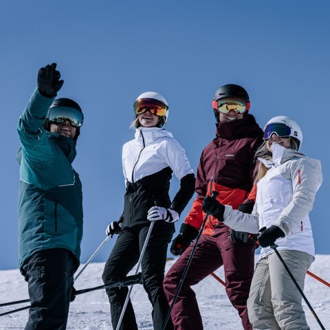 Groupe de skieurs sur une piste | © IIC - INTERSPORT International Corporation GmbH