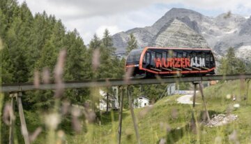 Wurzeralm monorail op verhoogde baan met berglandschap | ©  © HIWU Hinterramskogler