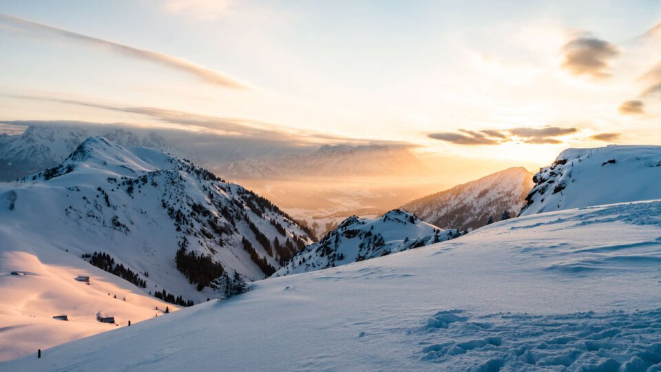 Sonnenaufgang im Skigebiet Kitzbühel | © Joe Hölzl/Kitzsport