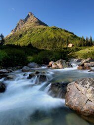 Fluss fließt über Felsen vor einer Berglandschaft | © TVB St. Anton am Arlberg/Wolfgang Burger