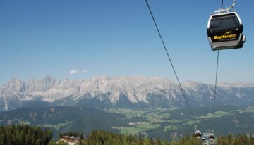 Seilbahn in den Alpen vor Bergkulisse. | © © Reiteralm Bergbahnen 