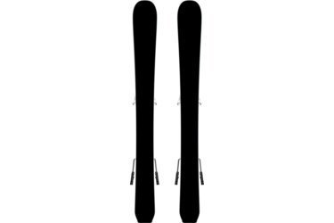 Deux skis avec fixations sur fond noir.