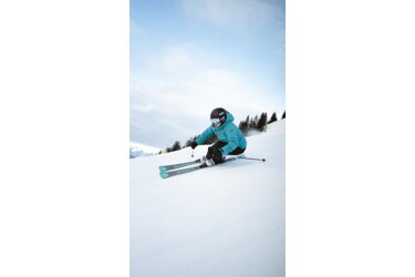 Skieuse sur une piste de ski.
