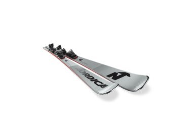 Ein Paar Nordica Ski mit Bindungen