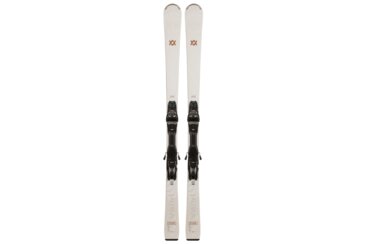 Ein Paar weiße Volkl Flair Ski mit schwarzen Bindungen.