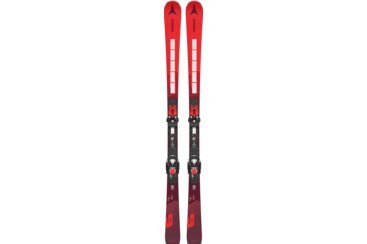 Paar rode Atomic Redster ski's met bindingen.